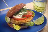 Быстрые бургеры с тунцом, латуком и помидором
