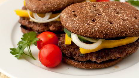 домашний гамбургер с ржаным хлебом