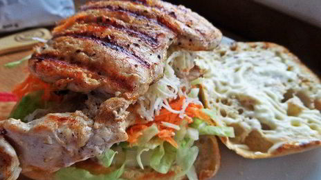 двойной чикен-бургер на ржаной чиабатте