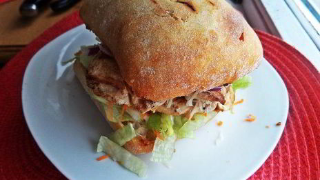 двойной чикен-бургер на ржаной чиабатте