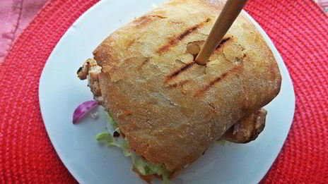 двойной чикен-бургер на ржаной чиабатте