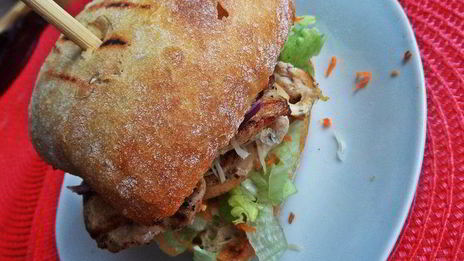 двойной чикен-бургер на ржаной чиабатте