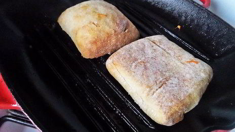 двойной чикен-бургер на ржаной чиабатте