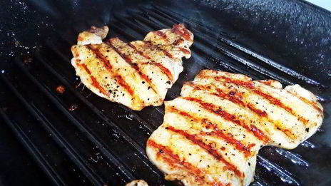 двойной чикен-бургер на ржаной чиабатте