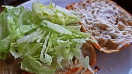 двойной чикен-бургер на ржаной чиабатте