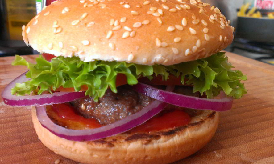 Рецепт гамбургера из говядины с соусом из меда и чили