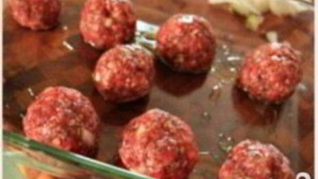 гамбургеры с фрикадельками и сыром бри