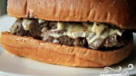 гамбургеры с фрикадельками и сыром бри