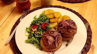 Говяжьи бургеры с голубым сыром, виски, красным луком и горчицей, с гарниром из картофеля