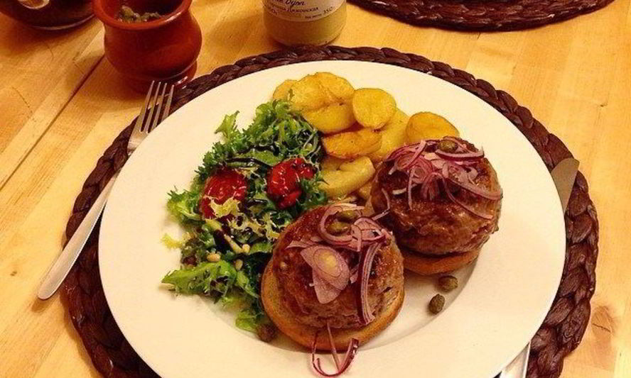 Рецепт говяжьих бургеров с голубым сыром, виски, красным луком и горчицей, с гарниром из картофеля