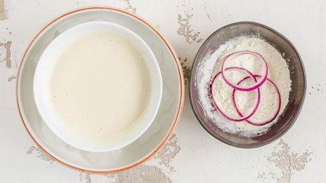 классический бургер с луком фри