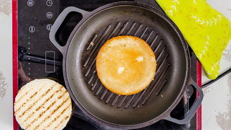 классический бургер с луком фри