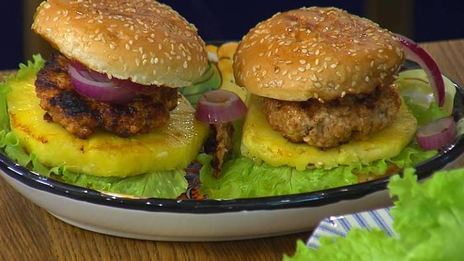 куриный бургер с ананасом и красным луком