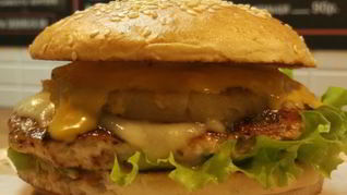 Куриный бургер с ананасом и соусом карри