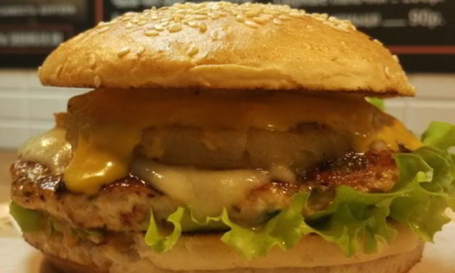 Рецепт куриного бургера с ананасом и соусом карри