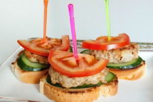 Мини-бургеры из курицы с соусом айоли