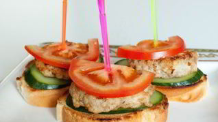 Мини-бургеры из курицы с соусом айоли