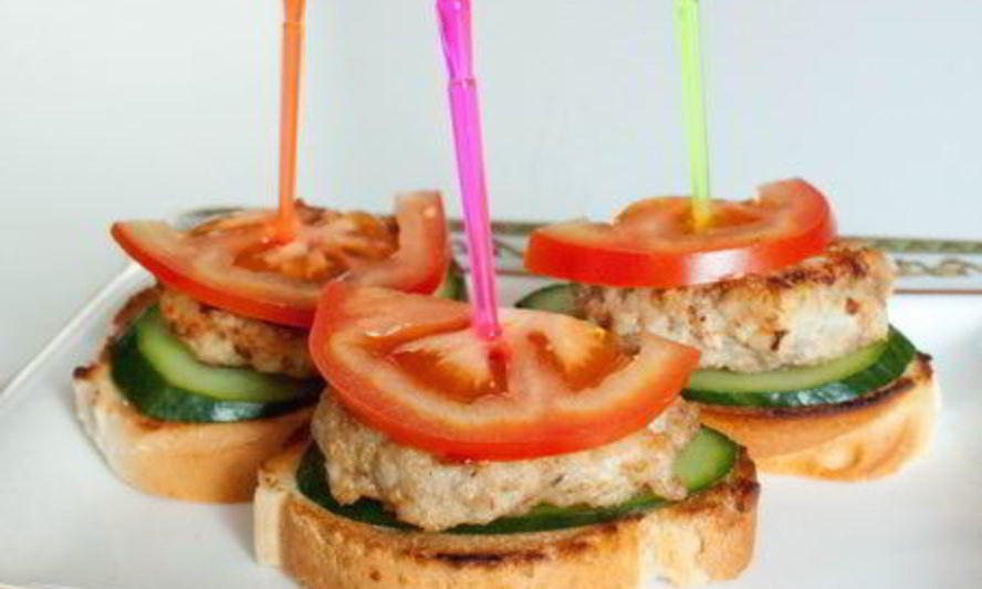 Рецепт мини-бургеров из курицы с соусом айоли