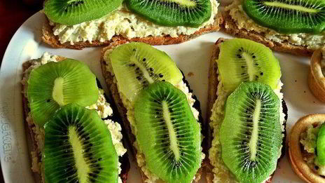 бутерброд килька, картошка, киви