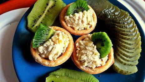 бутерброд килька, картошка, киви