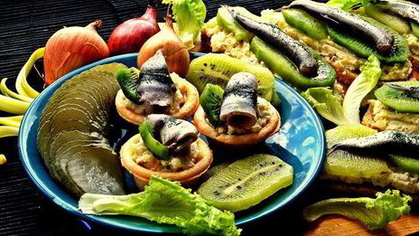 бутерброд килька, картошка, киви