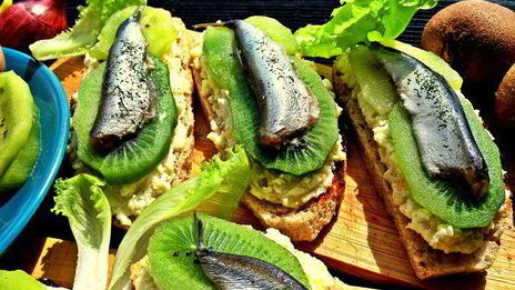 бутерброд килька, картошка, киви