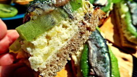 бутерброд килька, картошка, киви