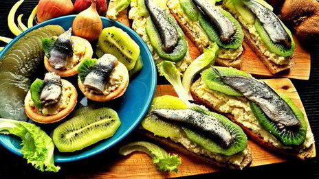 бутерброд килька, картошка, киви