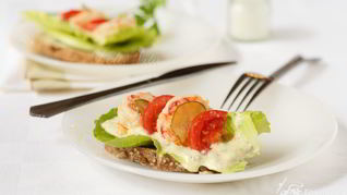 Бутерброд с креветками и соусом ремулад