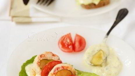 бутерброд с креветками и соусом ремулад