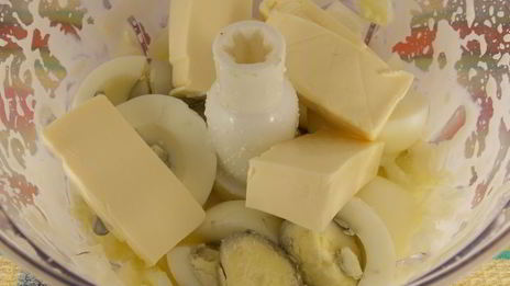 бутербродная намазка из рыбных консервов, яиц и плавленного сыра