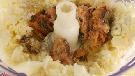 бутербродная намазка из рыбных консервов, яиц и плавленного сыра