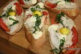 Бутерброды для завтрака с куриным филе, помидорами и перепелиными яйцами