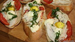 Бутерброды для завтрака с куриным филе, помидорами и перепелиными яйцами