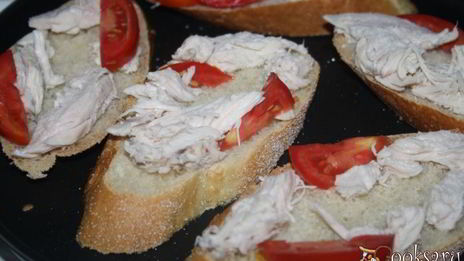 бутерброды для завтрака с куриным филе, помидорами и перепелиными яйцами