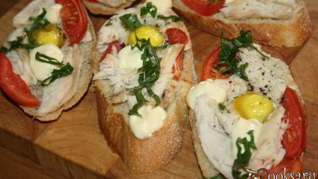 бутерброды для завтрака с куриным филе, помидорами и перепелиными яйцами