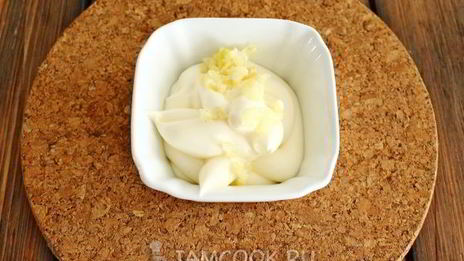 бутерброды горячие со шпротами