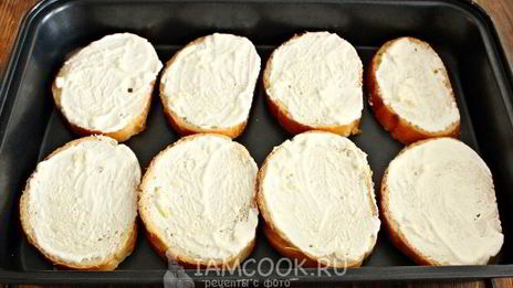 бутерброды горячие со шпротами