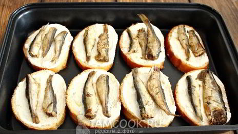 бутерброды горячие со шпротами