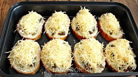 бутерброды горячие со шпротами