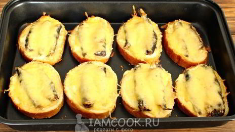 бутерброды горячие со шпротами