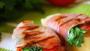 Бутерброды-гриль с помидорами и беконом