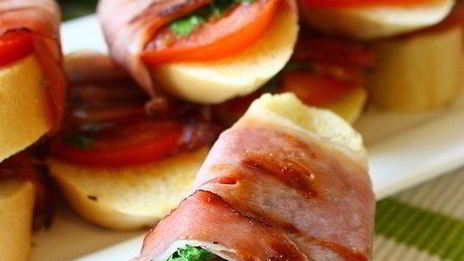 бутерброды-гриль с помидорами и беконом