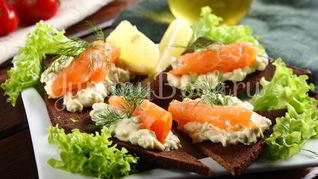 Бутерброды с авокадо и лососем