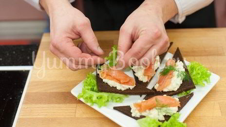 бутерброды с авокадо и лососем