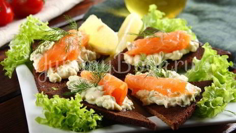 бутерброды с авокадо и лососем