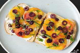 Бутерброды с маслинами, помидорами и сыром