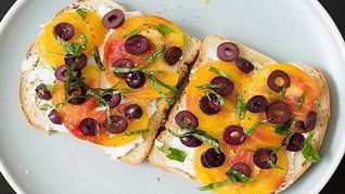 Бутерброды с маслинами, помидорами и сыром