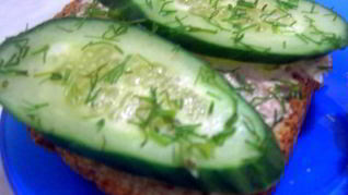 Бутерброды с паштетом и огурцом