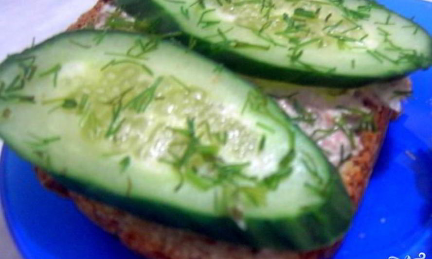 Рецепт бутербродов с паштетом и огурцом